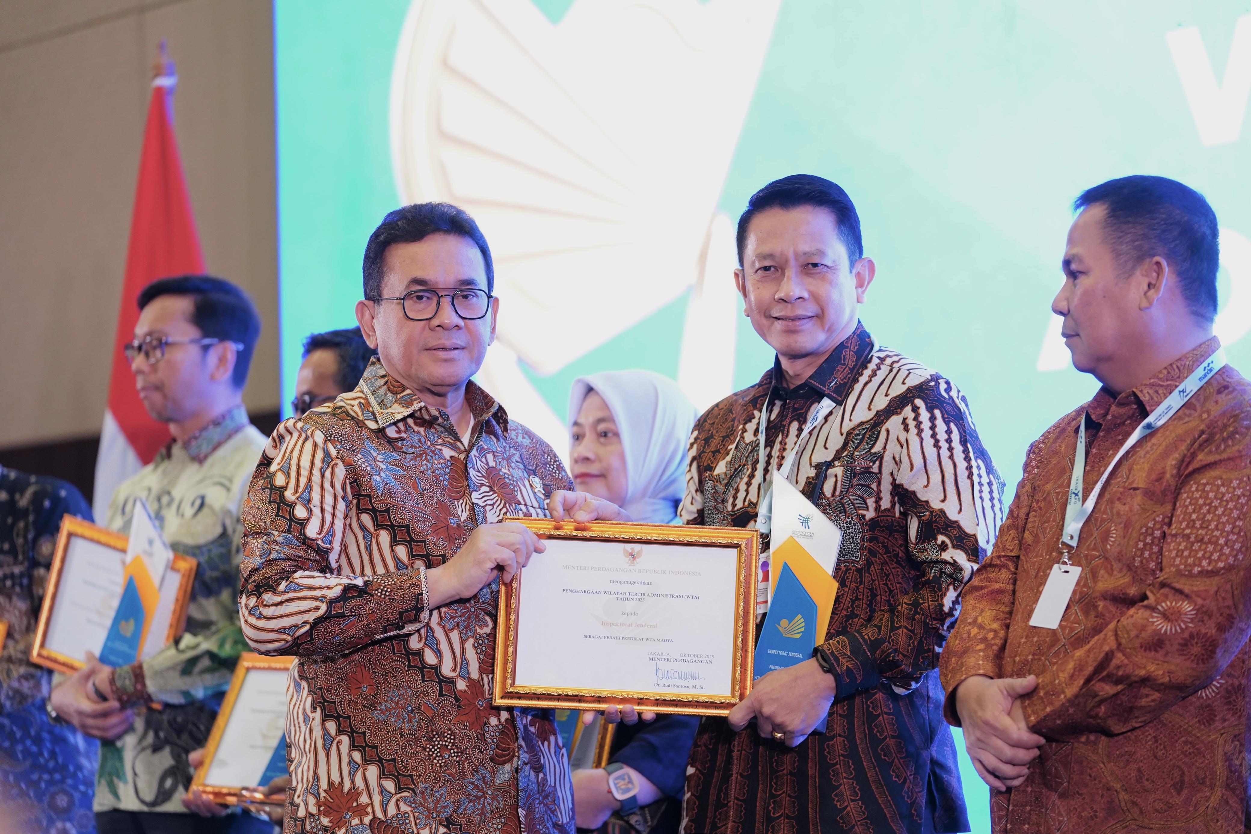Sebagai puncak penghargaan, Direktorat Jenderal Perlindungan Konsumen dan Tertib Niaga meraih Penghargaan Juara Umum serta memperoleh Piala Bergilir Wilayah Tertib Administrasi Tahun 2025.
